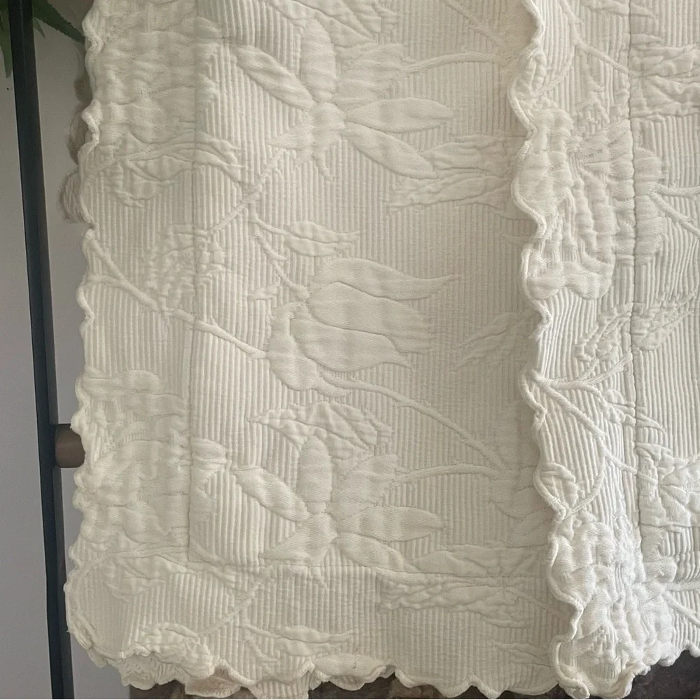Peacock Alley Cream Scalloped Edge 2/  Pillow Shams